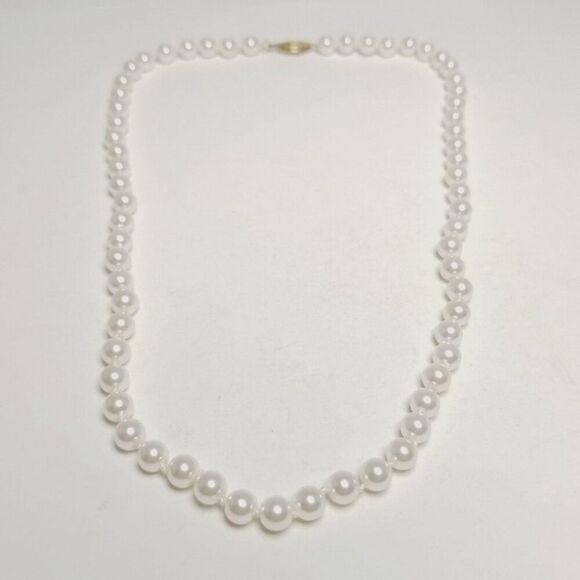 Vintage White Faux Pearl Single Strand Beaded Necklace with Gold Tone Clasp - Picture 6 of 7